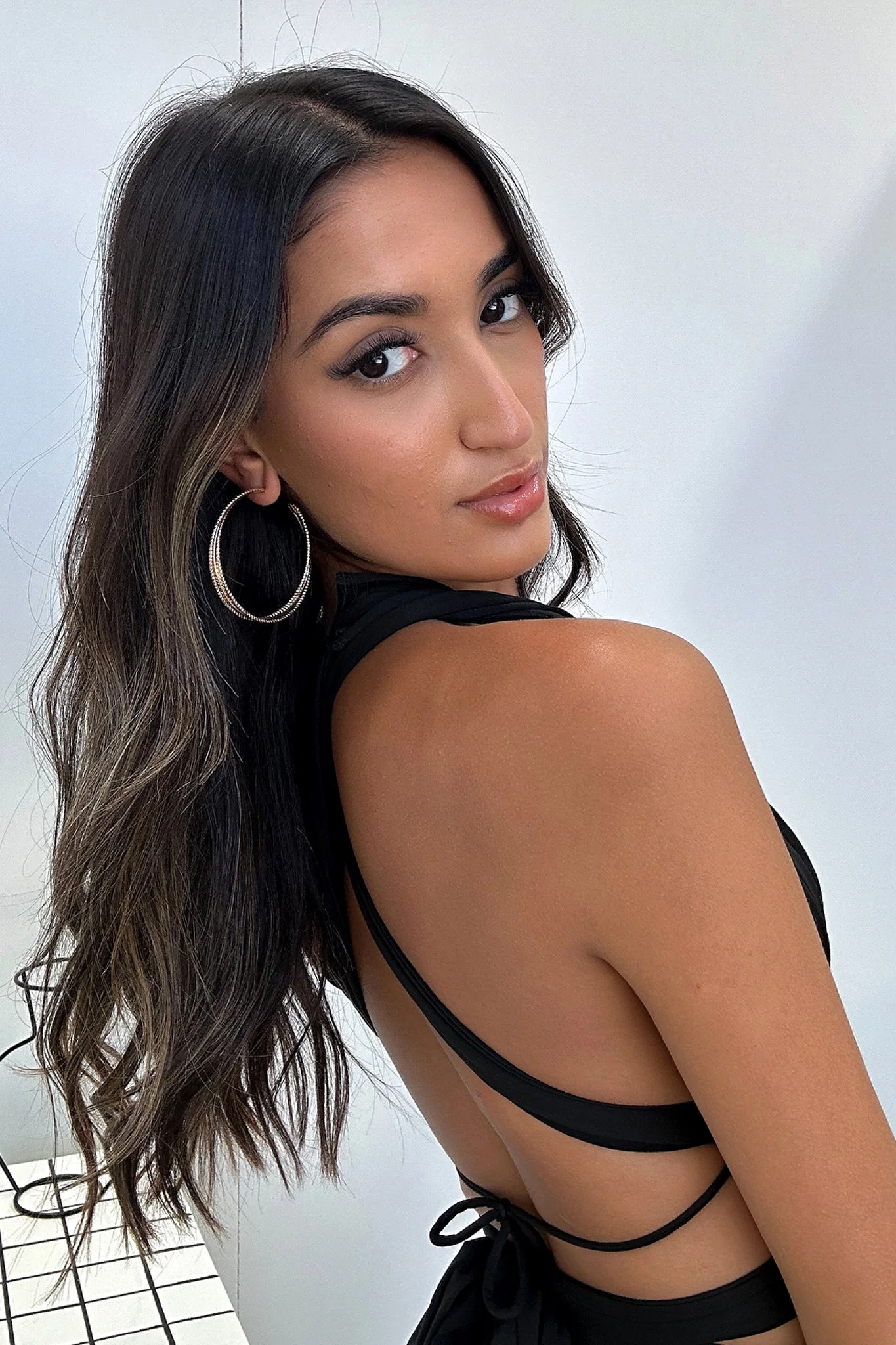 1122-shana-hoop-earrings-gold-1.webp