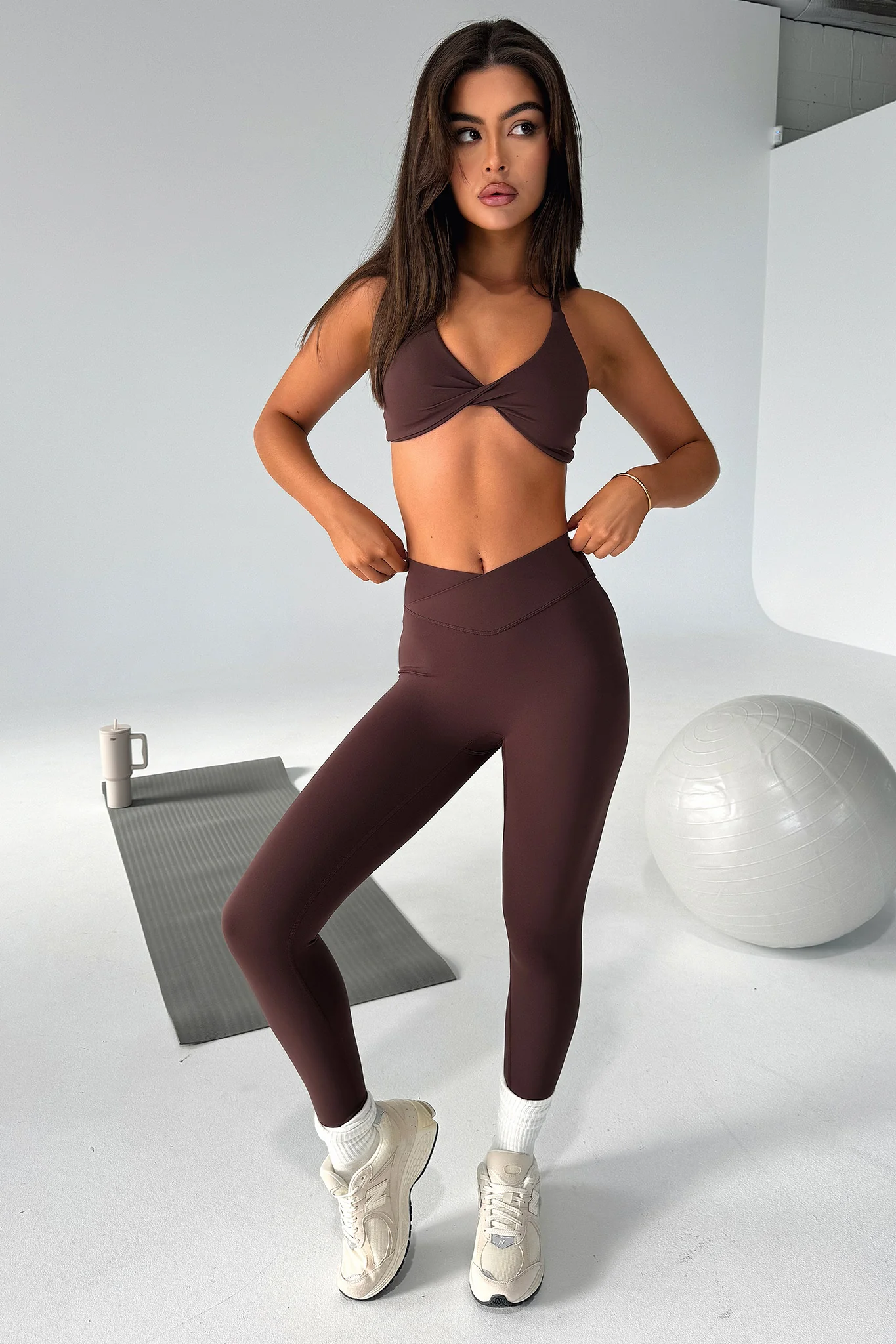 21230-nikau-twist-sports-bra-brown-1.webp