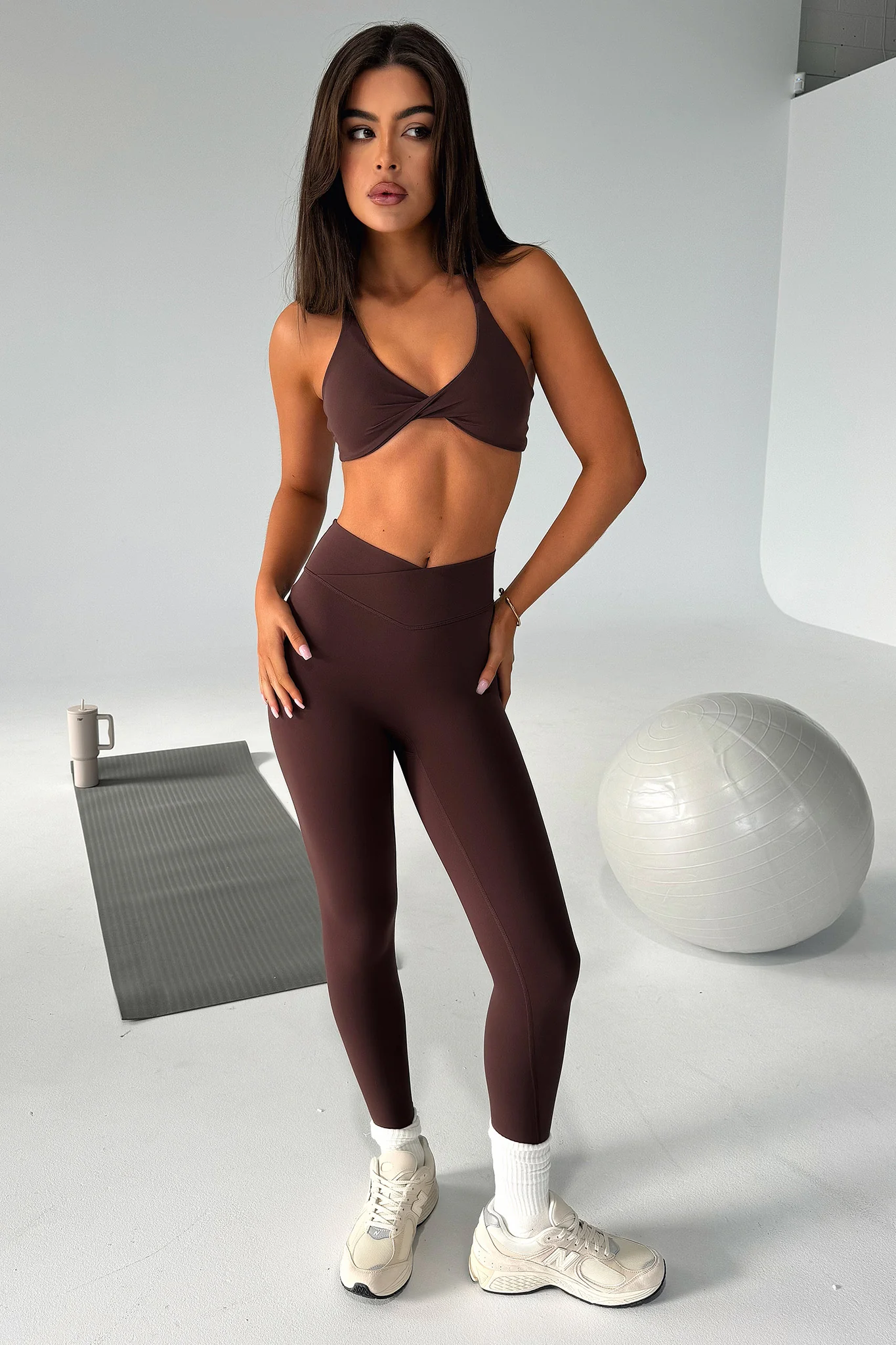 21230-nikau-twist-sports-bra-brown-1.webp