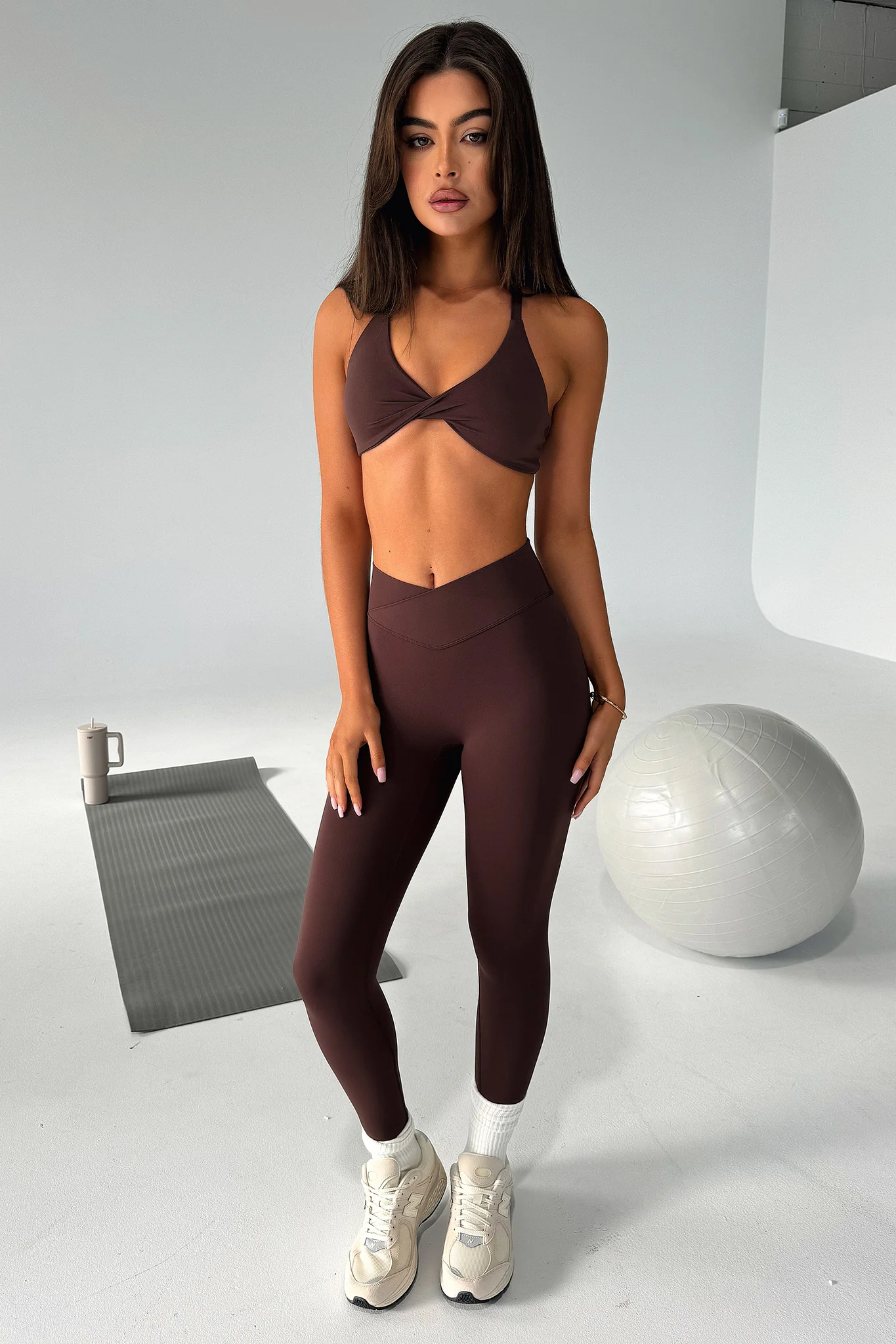 21230-nikau-twist-sports-bra-brown-1.webp