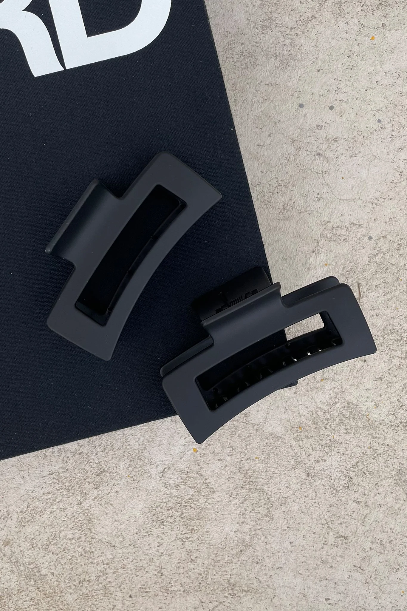 216-mika-claw-clip-black-1.webp