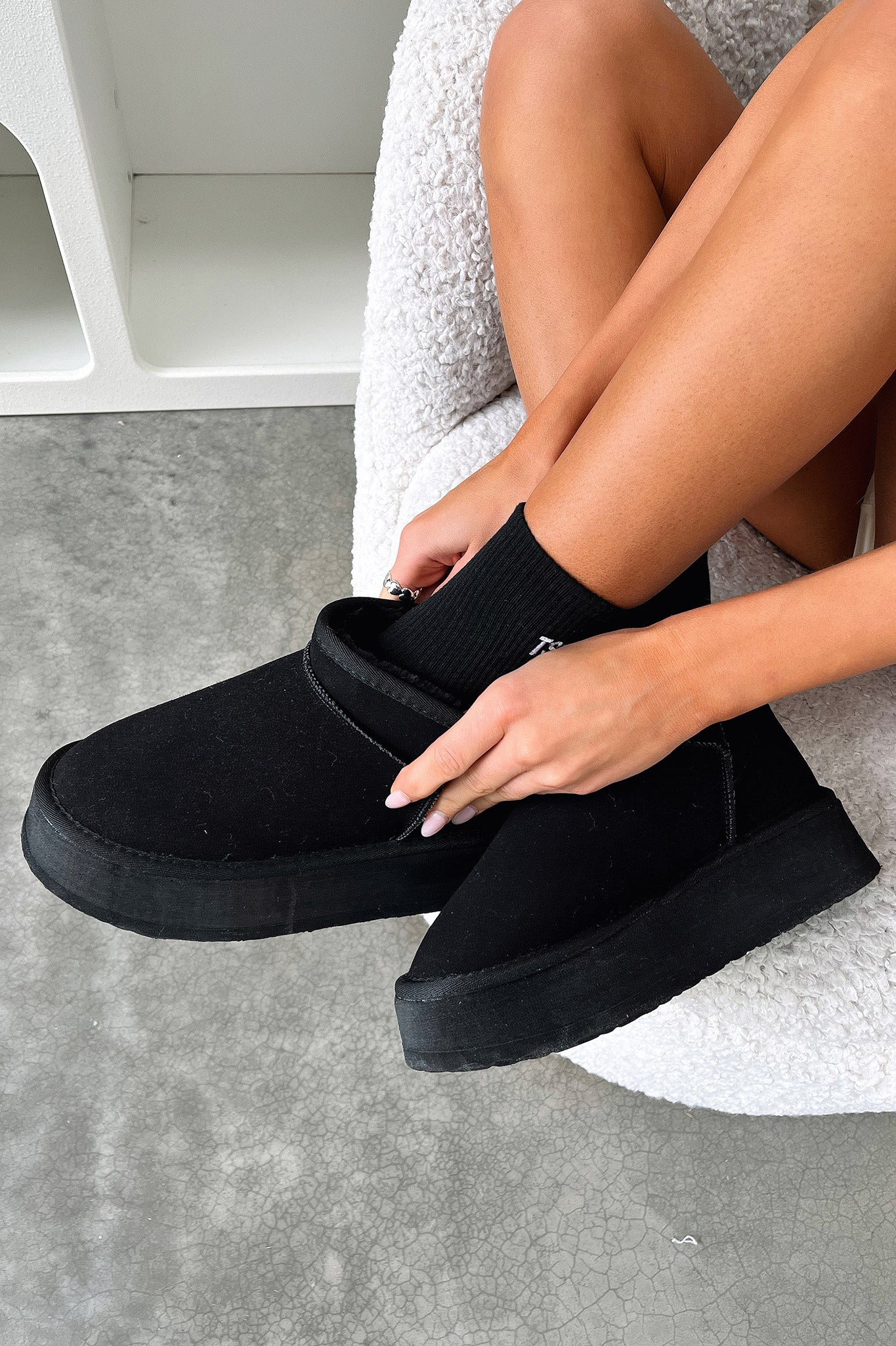 22045-eesha-platform-boots-black-1.webp