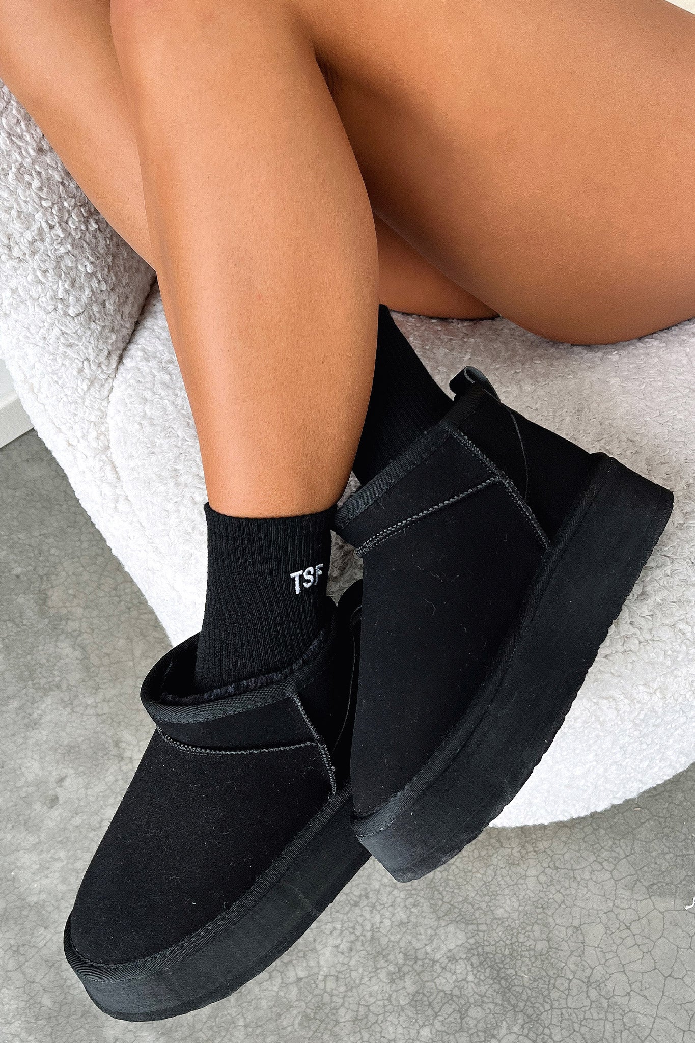 22045-eesha-platform-boots-black-1.webp