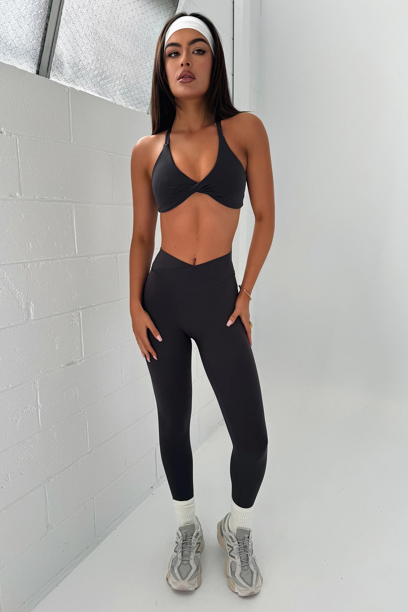 22188-nikau-twist-sports-bra-grey-1.webp