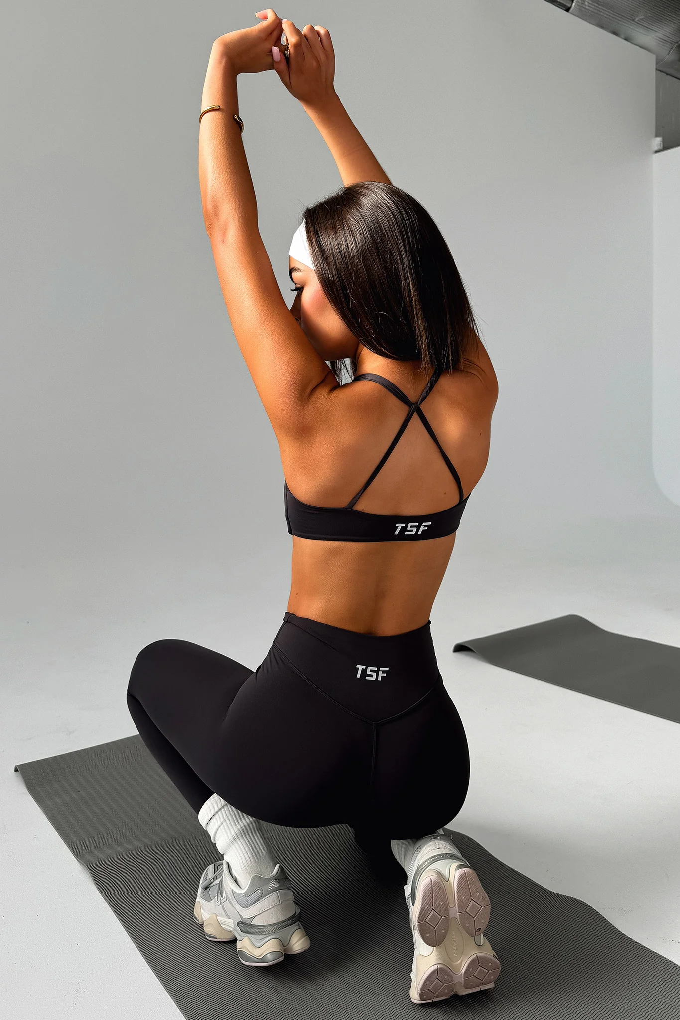 22188-nikau-twist-sports-bra-grey-1.webp