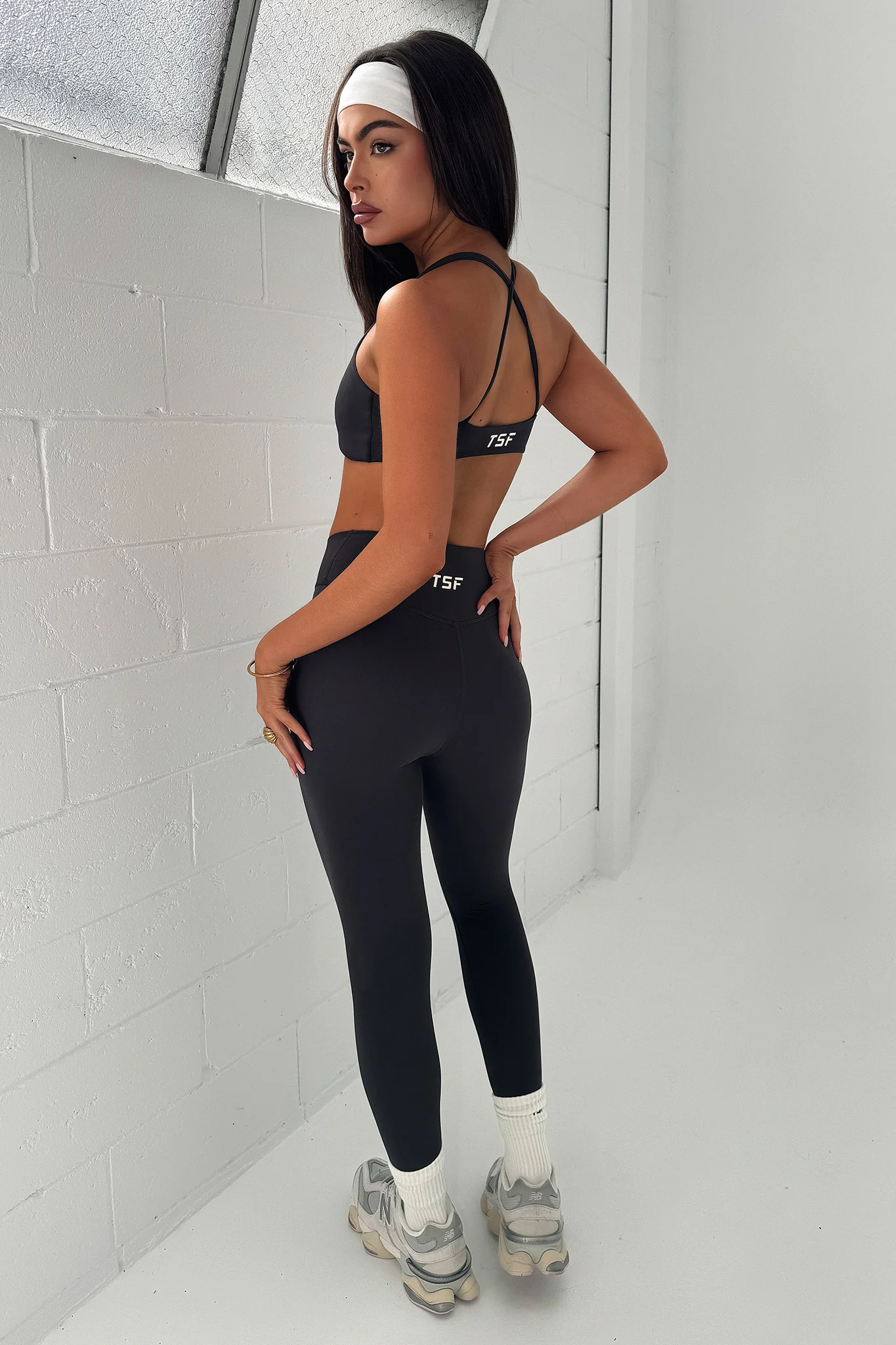 22188-nikau-twist-sports-bra-grey-1.webp