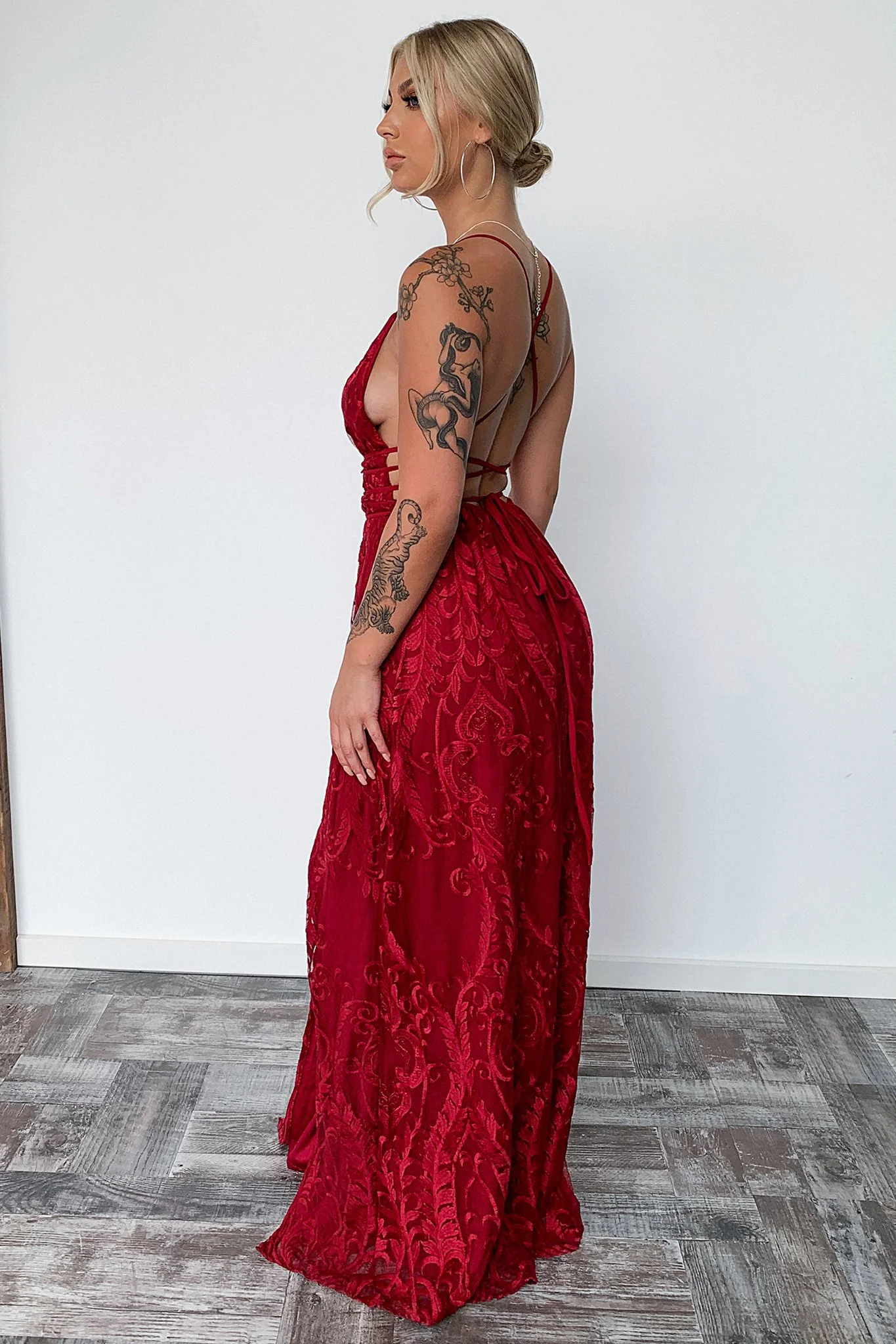 28458-scarlett-halter-maxi-dress-burgundy-1.webp
