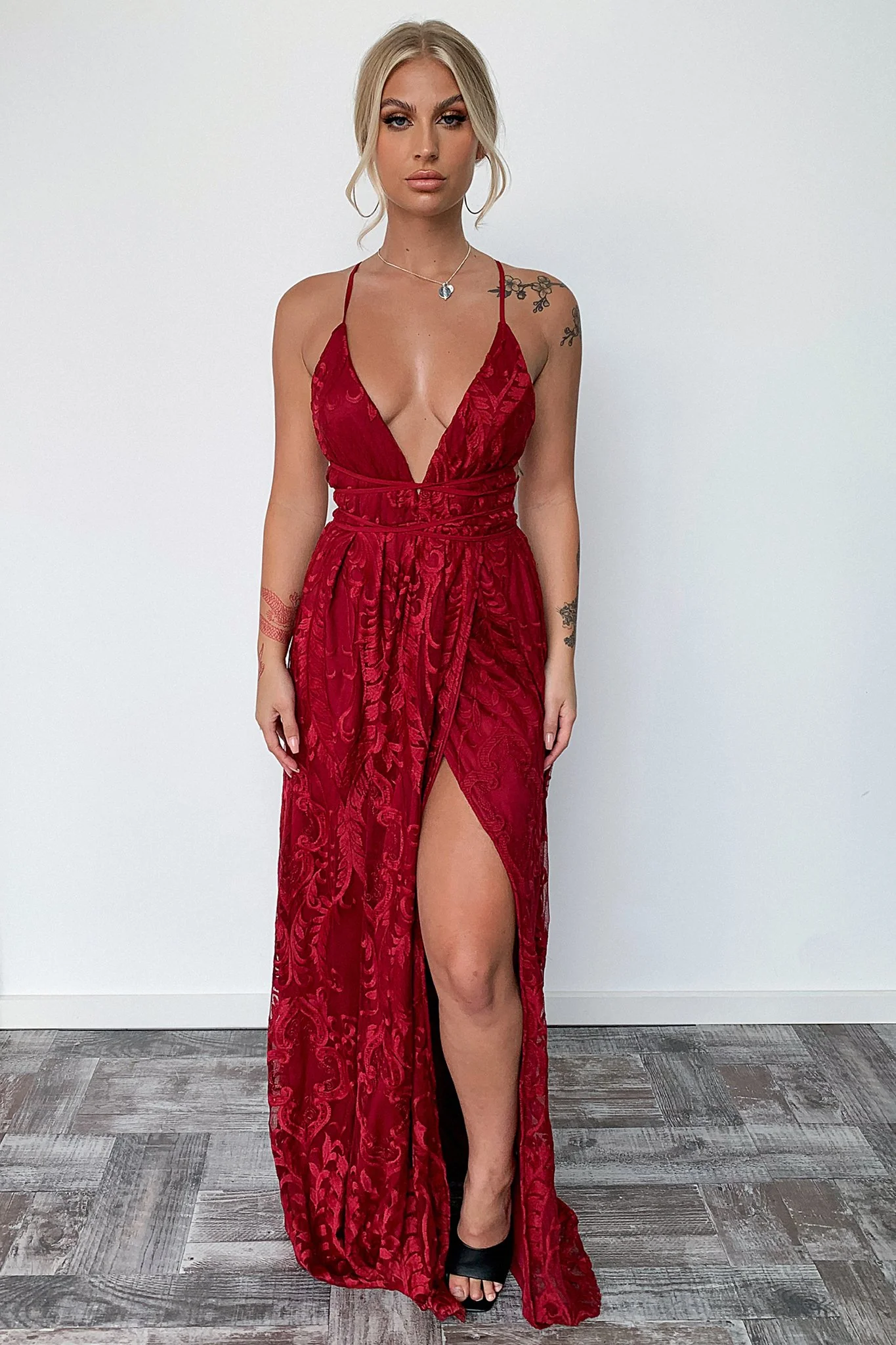 28458-scarlett-halter-maxi-dress-burgundy-1.webp
