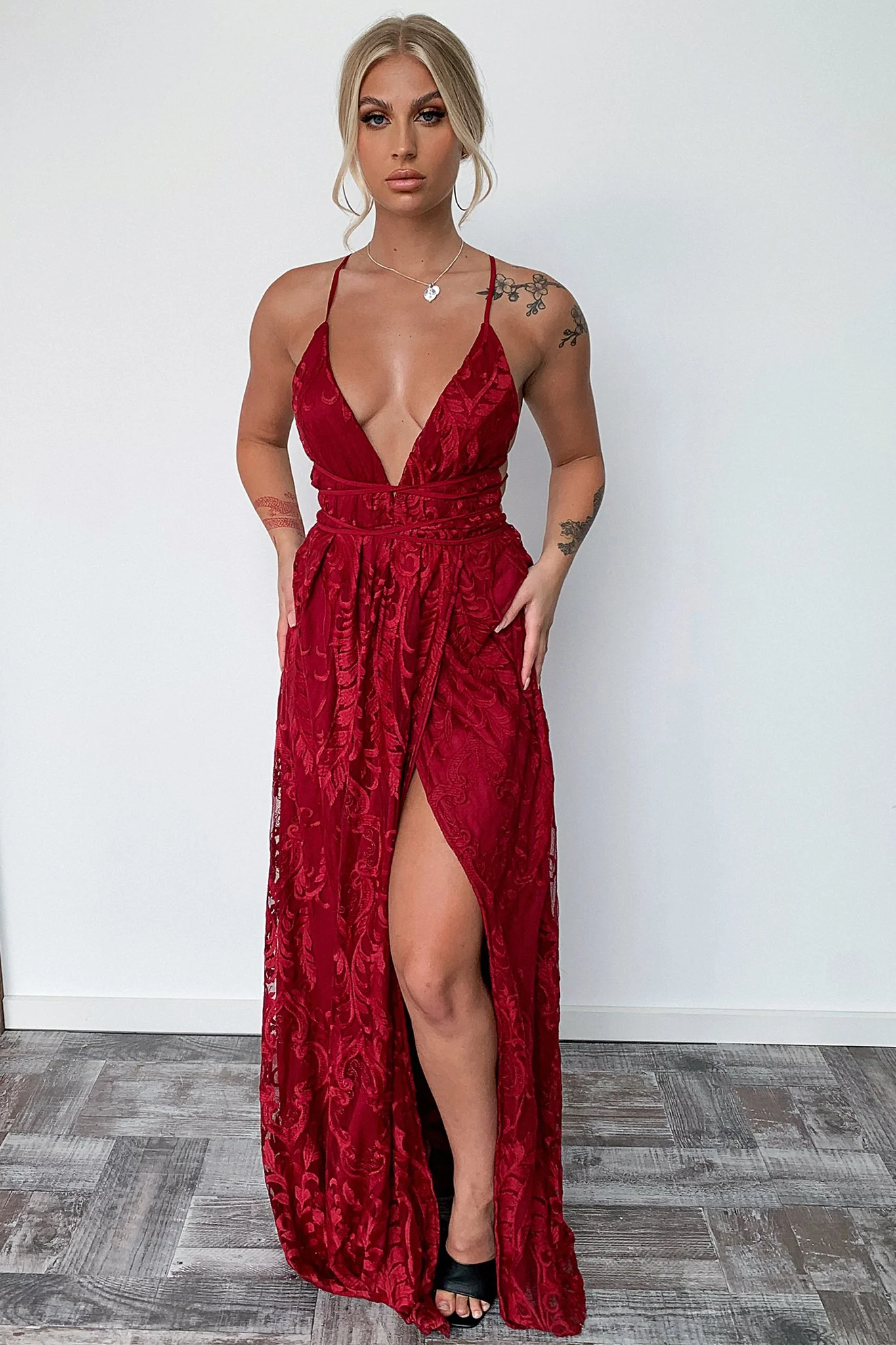28458-scarlett-halter-maxi-dress-burgundy-1.webp