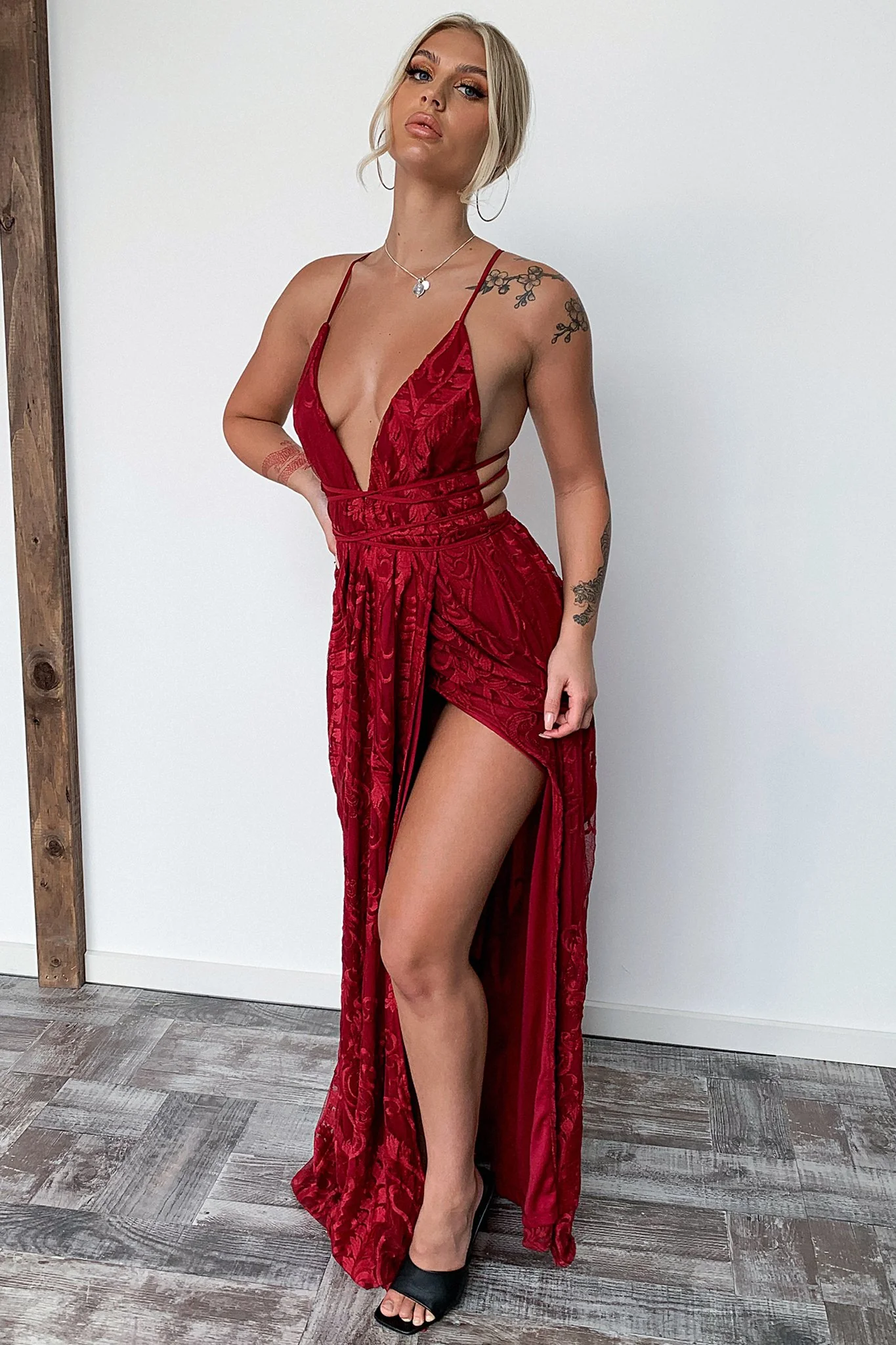 28458-scarlett-halter-maxi-dress-burgundy-1.webp