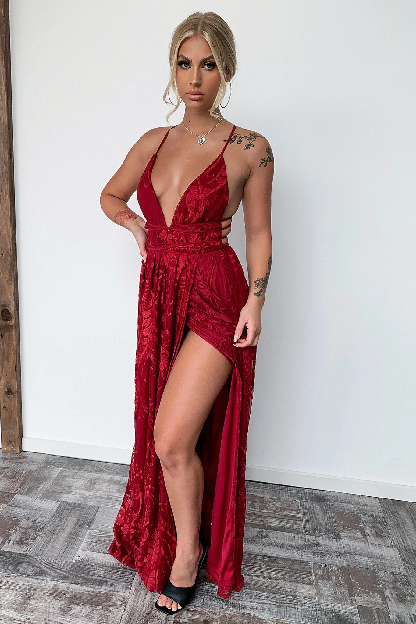 28458-scarlett-halter-maxi-dress-burgundy-1.webp