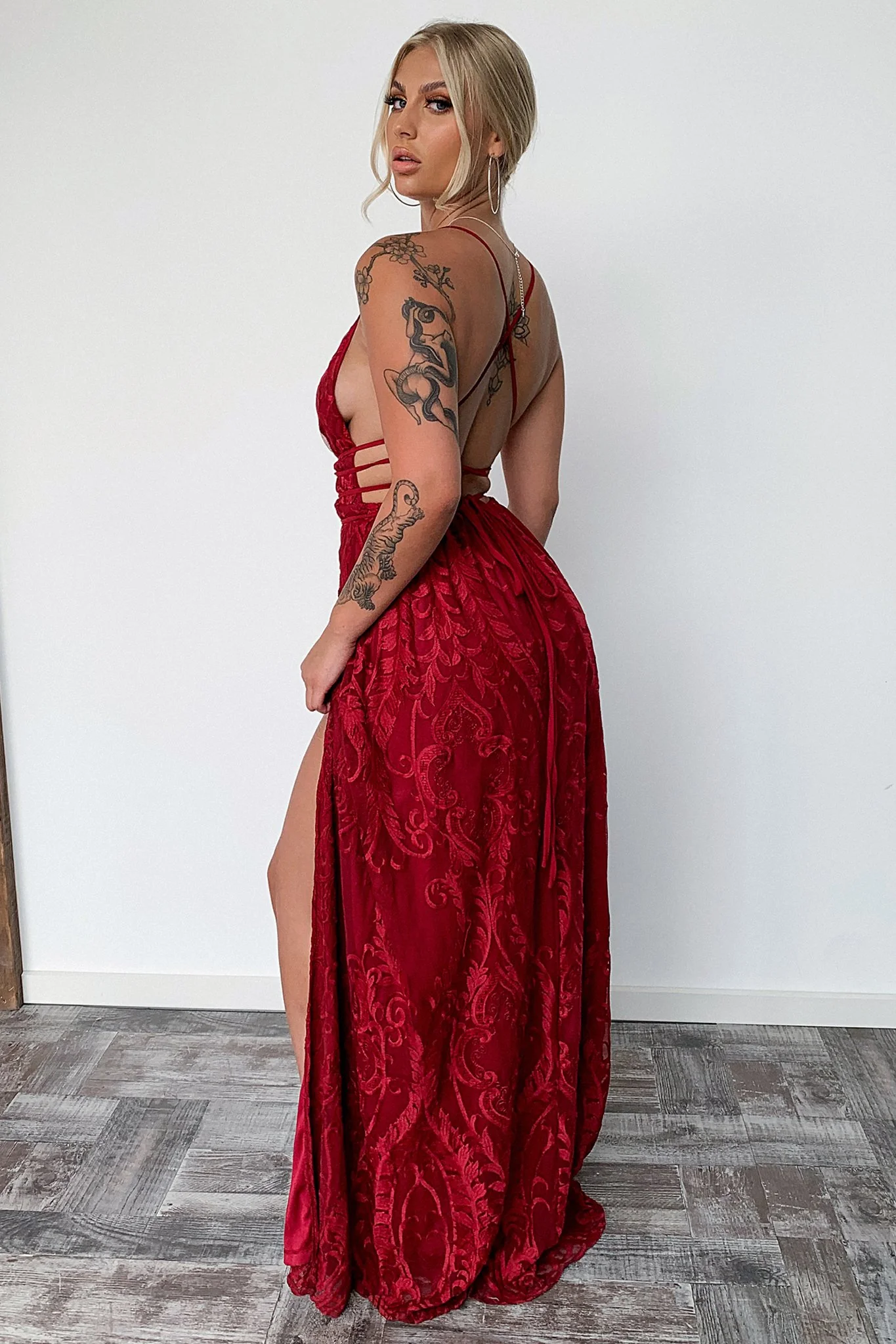 28458-scarlett-halter-maxi-dress-burgundy-1.webp