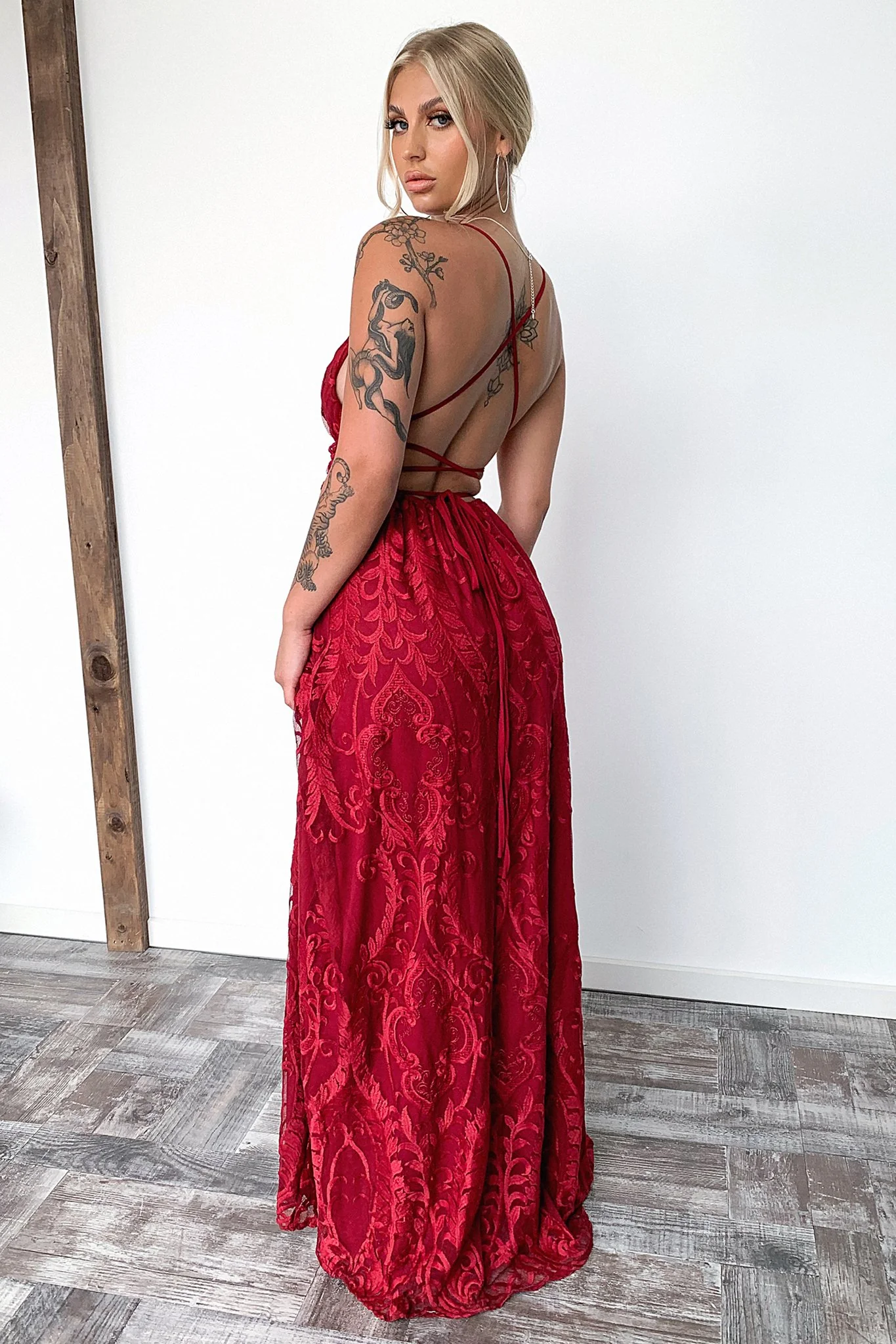28458-scarlett-halter-maxi-dress-burgundy-1.webp