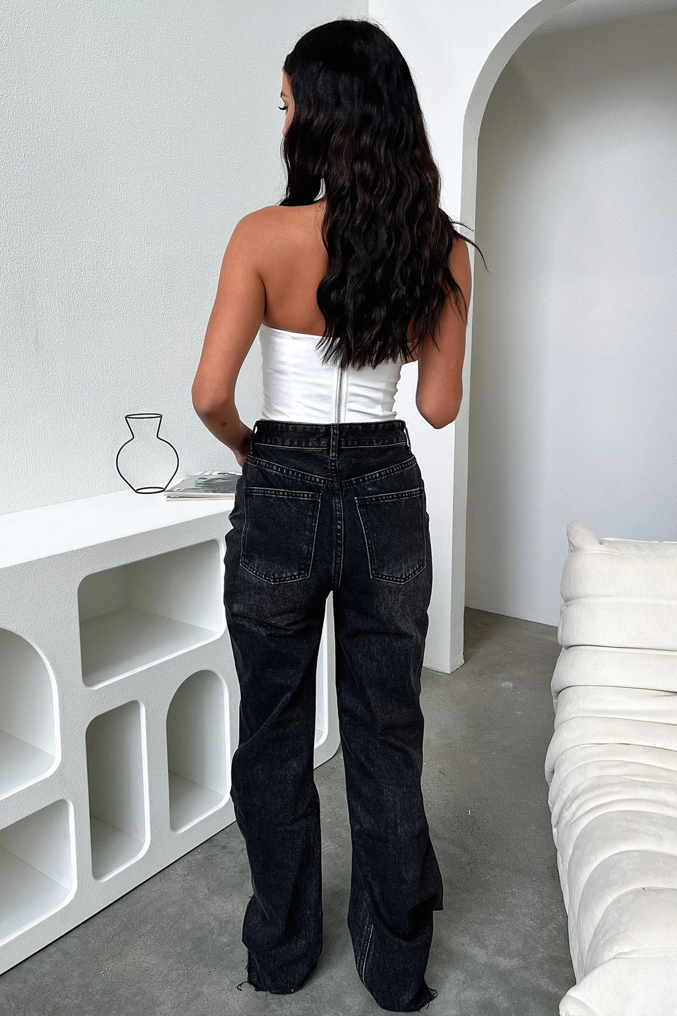 29024-varski-semi-wide-leg-jeans-black-denim-1.webp