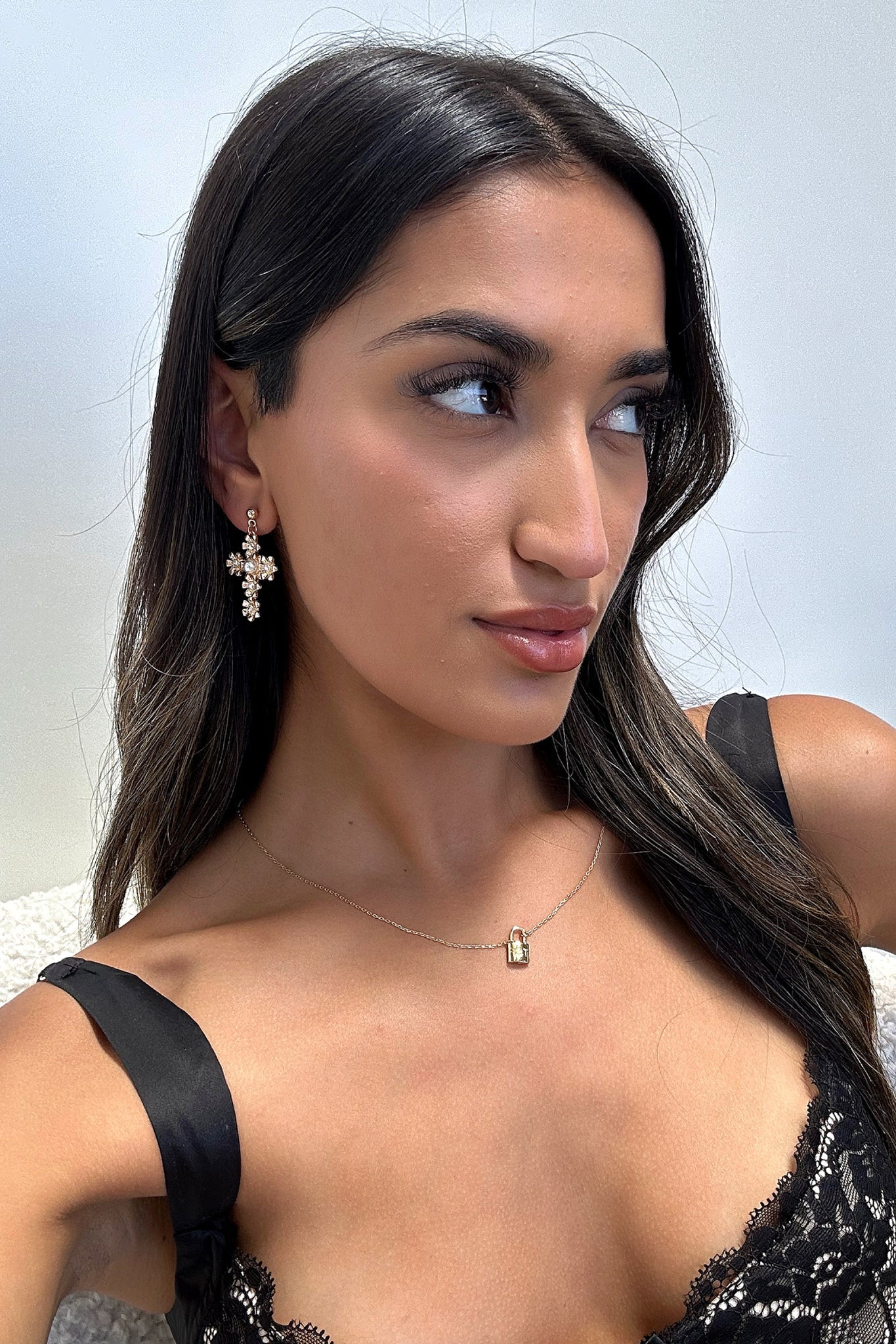 342-lulu-earrings-gold-1.webp