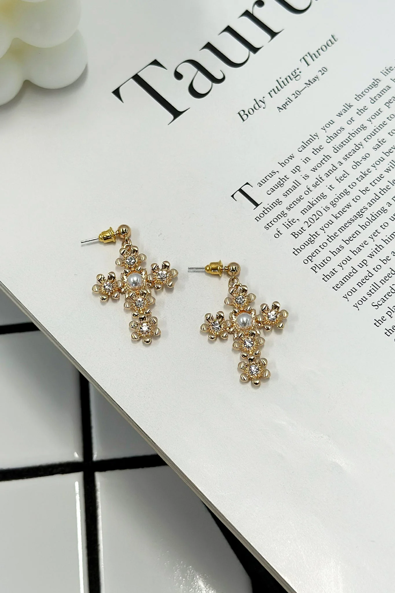 342-lulu-earrings-gold-1.webp