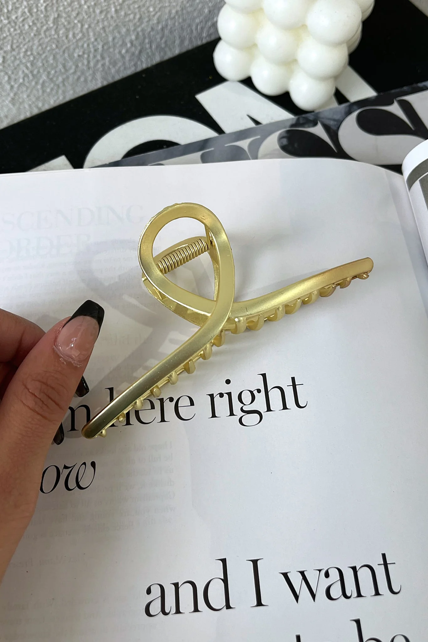 52-saira-claw-clip-matte-gold-1.webp