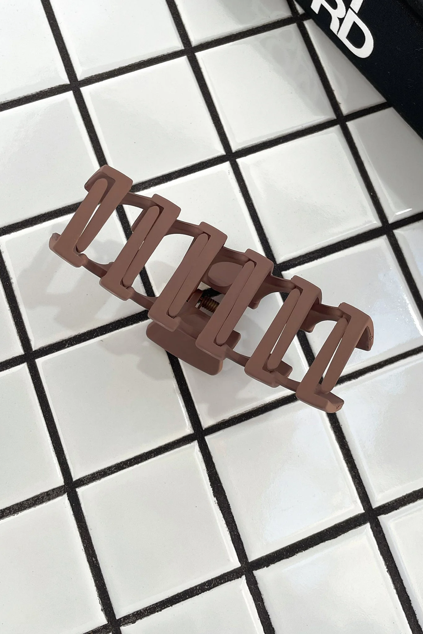 778-issy-claw-clip-brown-1.webp