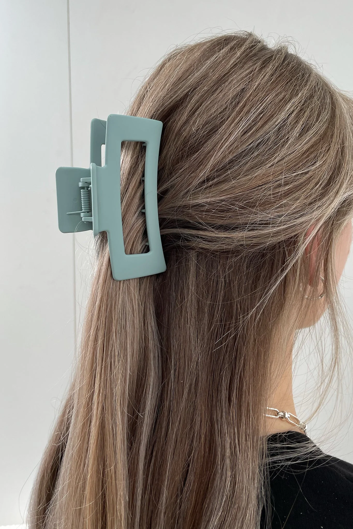 905-mika-claw-clip-teal-1.webp