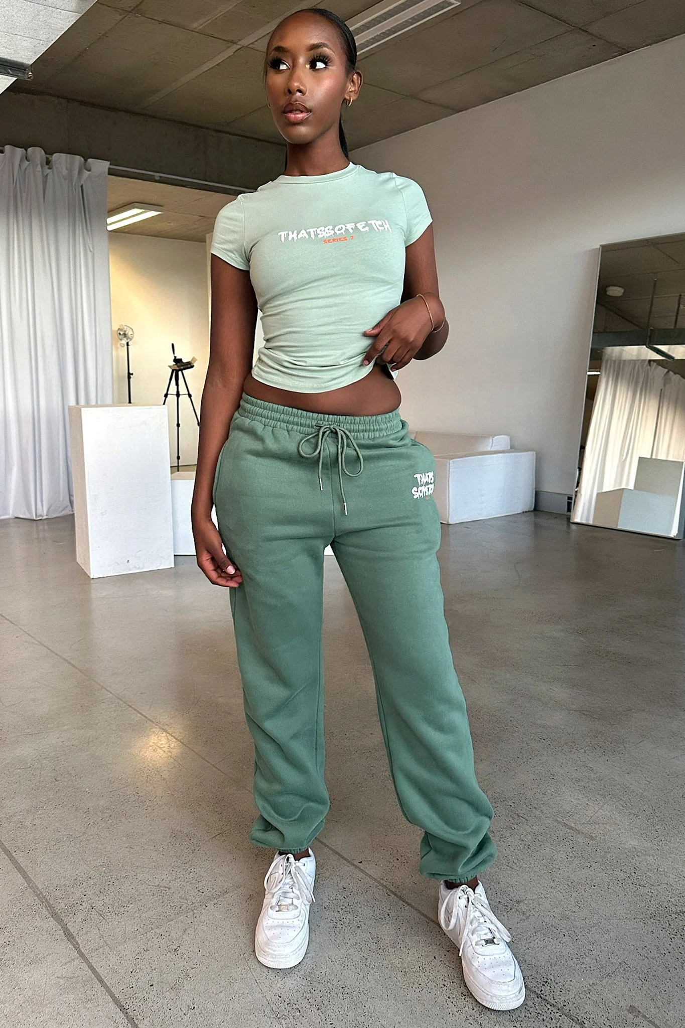 9081-series-7-sweatpants-green-1.webp