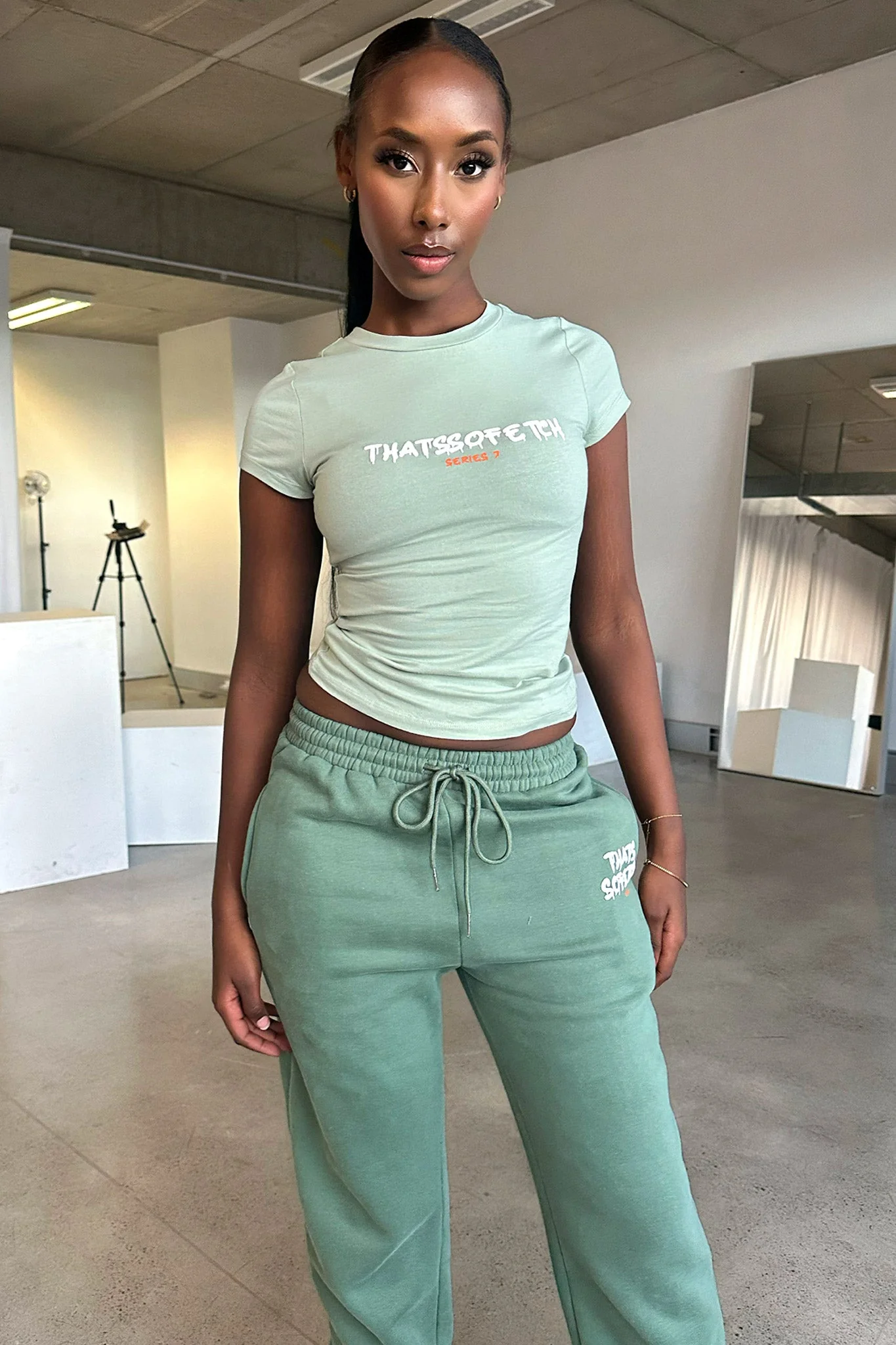 9081-series-7-sweatpants-green-1.webp