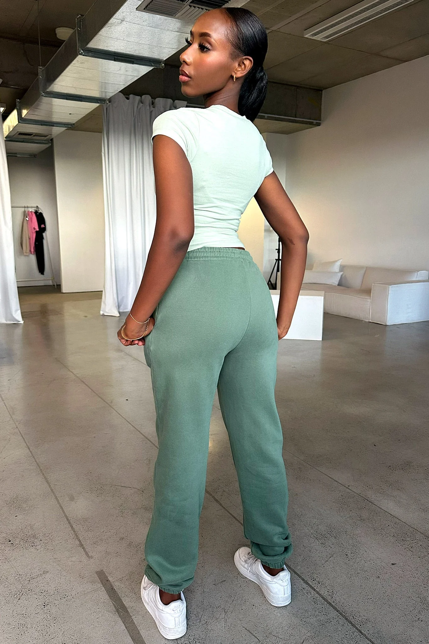 9081-series-7-sweatpants-green-1.webp